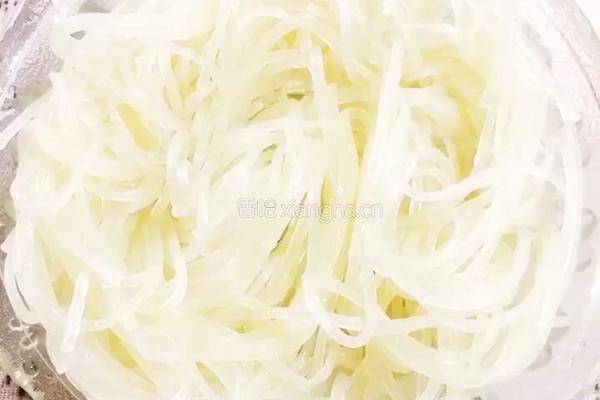 （正月十五闹元宵）麻辣粉丝的做法图解1