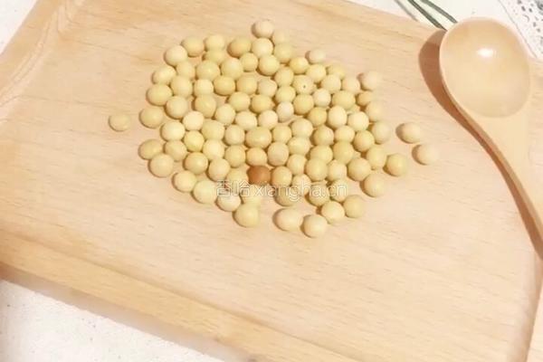 （正月十五闹元宵）咸鸭炖黄豆的做法图解2