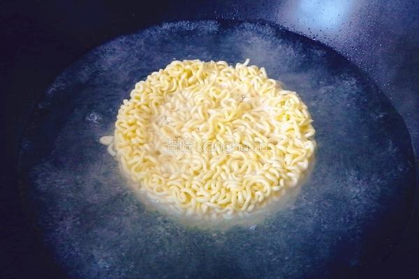 泡面蛋饼的做法图解3