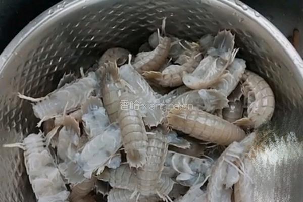 椒盐皮皮虾的做法图解2