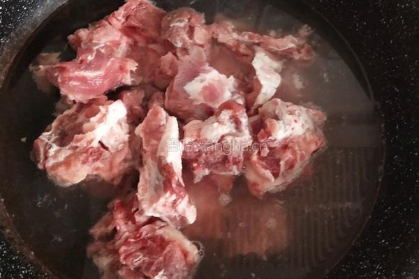 玉米胡萝卜土豆烧排骨的做法图解1