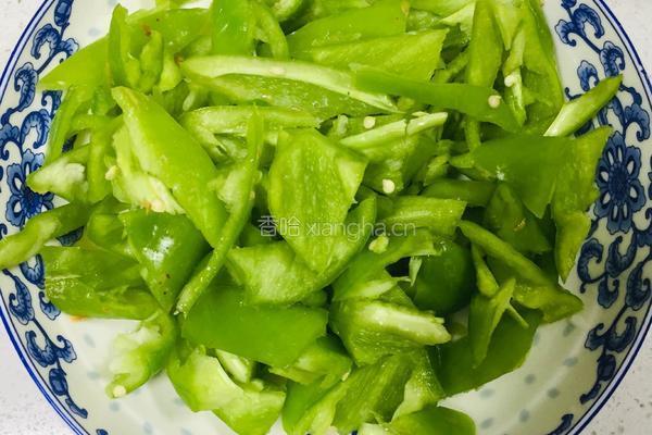酱牛肉炒青椒的做法图解3