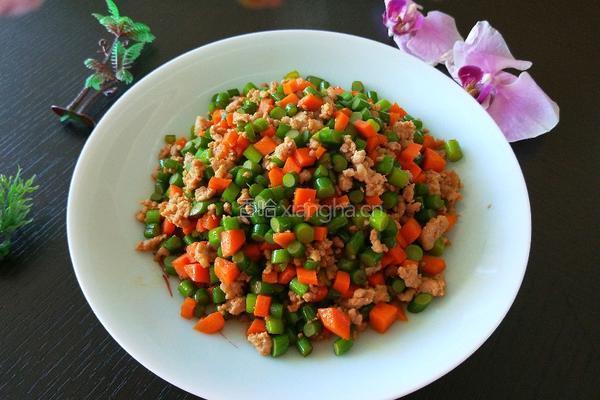 正月十五闹元宵 胡萝卜蒜苔炒肉末的做法图解11