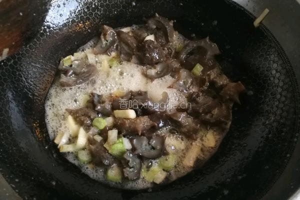 芹菜炒海参的做法图解4
