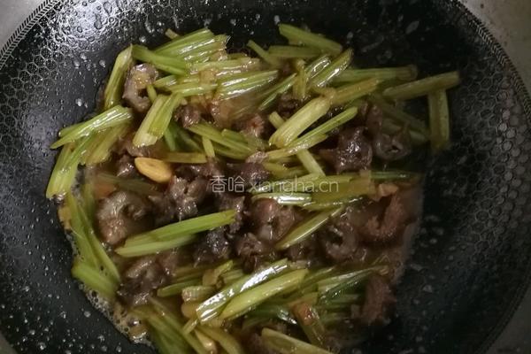 芹菜炒海参的做法图解5