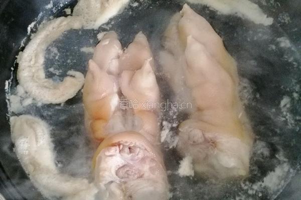 酱猪蹄的做法图解1
