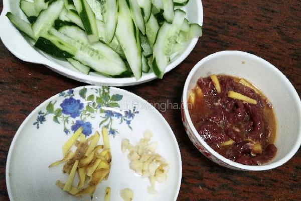 青瓜炒牛肉的做法图解1