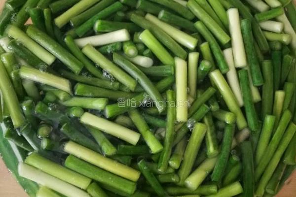 蒜苔炒五香猪耳的做法图解2