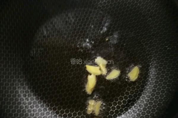 蒜苔炒五香猪耳的做法图解3