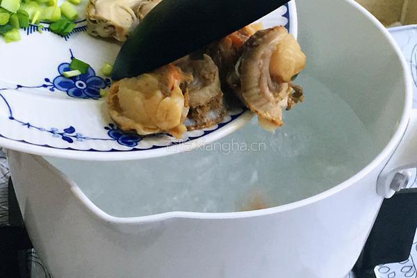 小海鲜韭菜汤的做法图解3