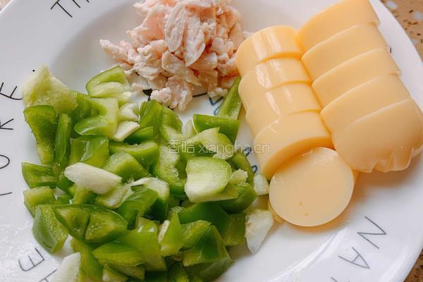 青椒香菇鸡丁烩日本豆腐的做法图解1