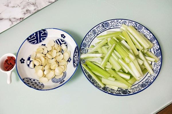 百合枸杞炒西芹的做法图解1