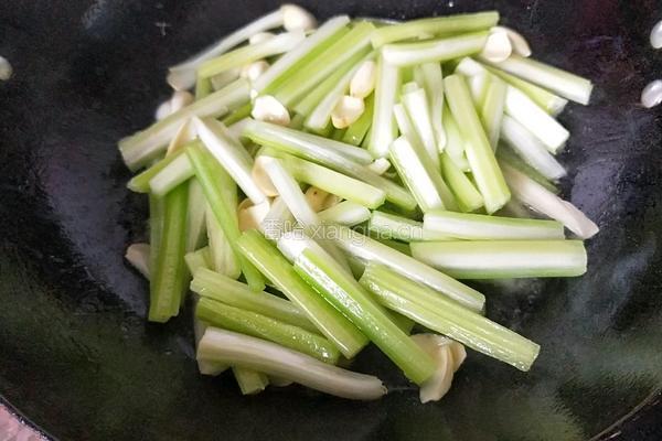 百合枸杞炒西芹的做法图解2