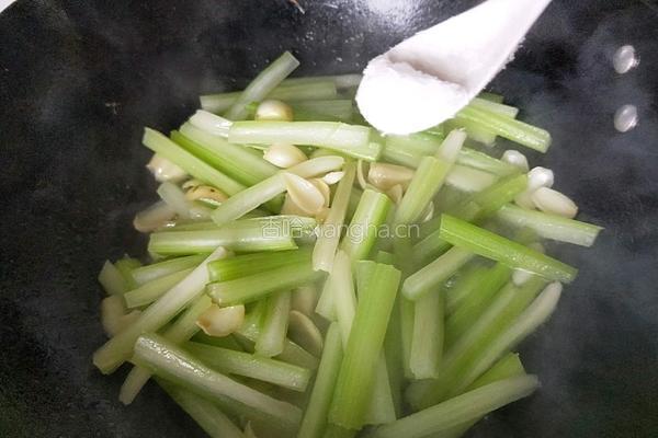 百合枸杞炒西芹的做法图解4