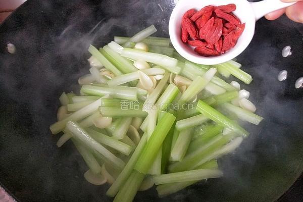 百合枸杞炒西芹的做法图解5