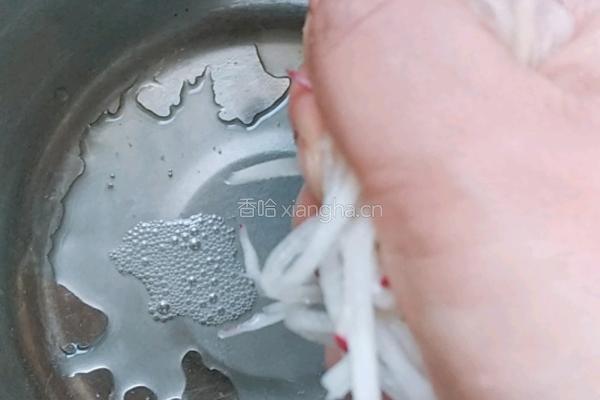 糖醋萝卜丝的做法图解3