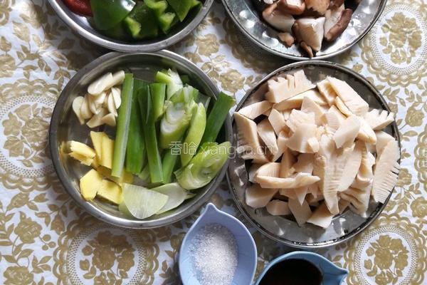 香菇炒冬笋的做法图解1