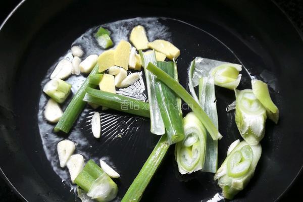 香菇炒冬笋的做法图解3
