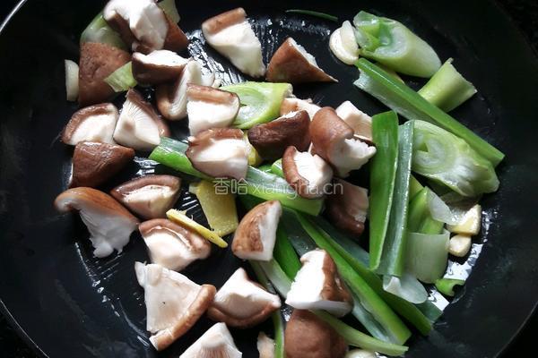 香菇炒冬笋的做法图解4