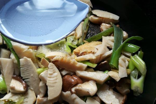 香菇炒冬笋的做法图解7