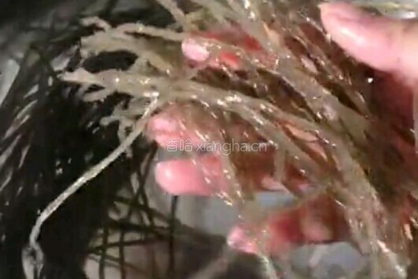 五花肉粉条炖豆腐的做法图解2