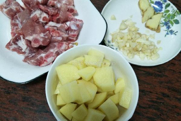 土豆烧排骨的做法图解1