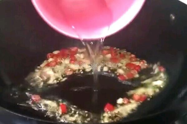 香菇汇豆腐的做法图解2