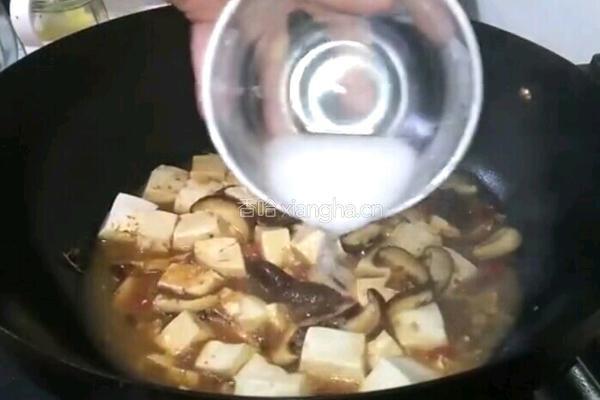 香菇汇豆腐的做法图解6