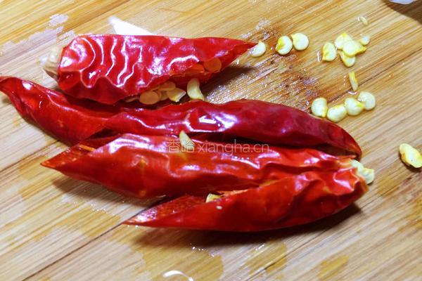木耳腐竹炒白菜的做法图解5