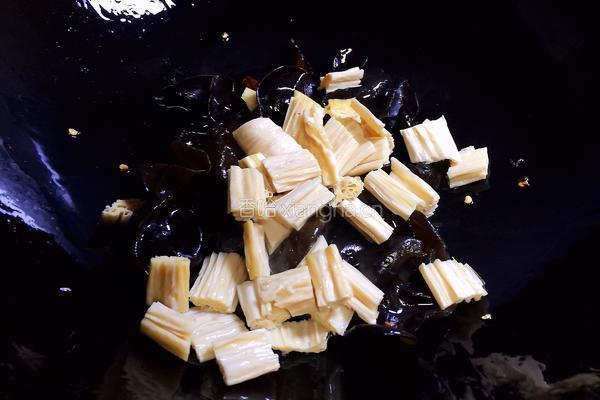 木耳腐竹炒白菜的做法图解7