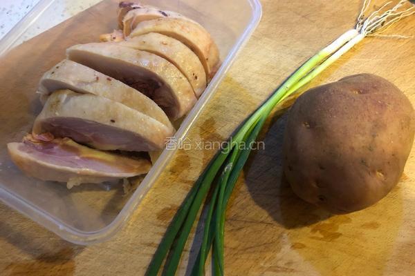 土豆蒸腊鸡腿的做法图解1