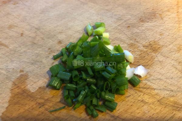 土豆蒸腊鸡腿的做法图解2