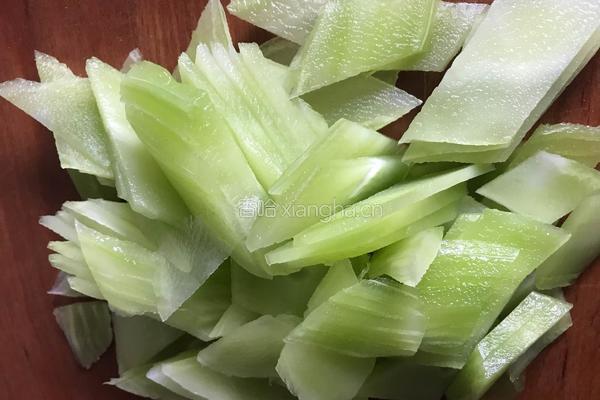 蒜苗炒莴笋的做法图解1