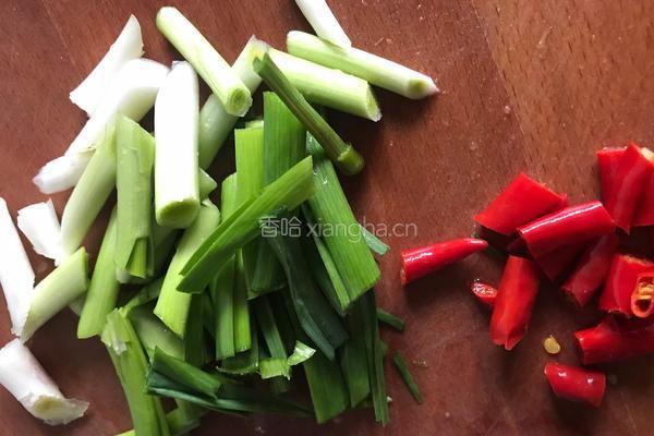 蒜苗炒莴笋的做法图解2