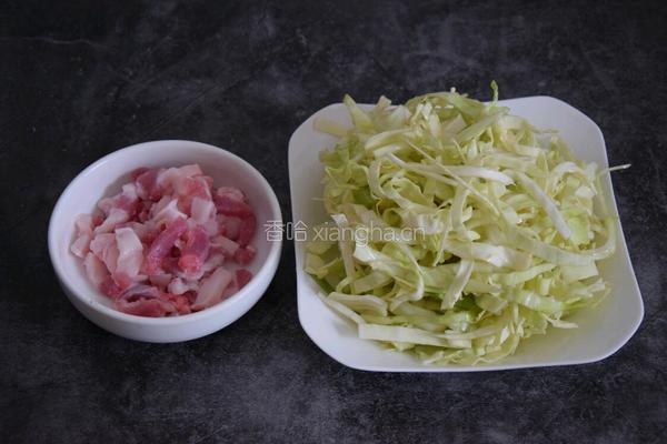 包菜炒肉的做法图解1