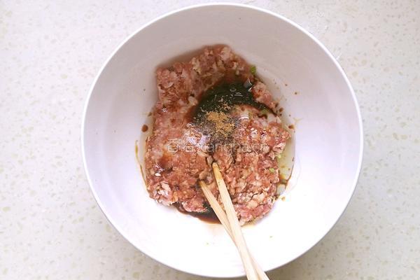 猪肉莲藕包子的做法图解2
