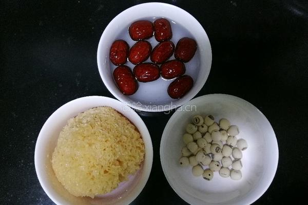 银耳莲子羹～出胶有妙招的做法图解1