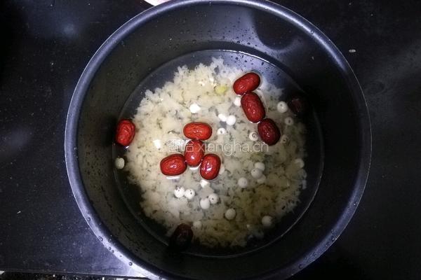 银耳莲子羹～出胶有妙招的做法图解3