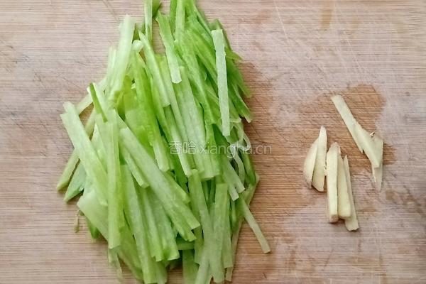 青萝卜蛤蜊肉汤的做法图解3