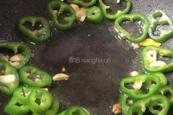老干妈炒鱿鱼的做法图解3
