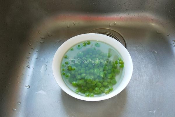 新文美食 松仁玉米的做法图解2