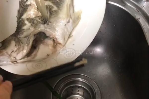 清蒸鲈鱼的做法图解5
