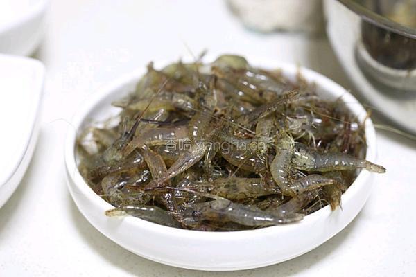 韭黄炒河虾的做法图解1