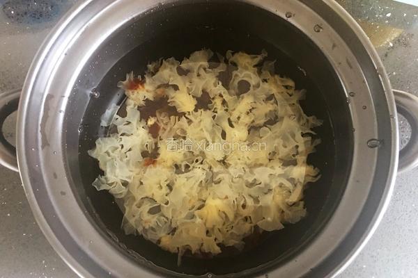 燕窝桃胶银耳糖水的做法图解4