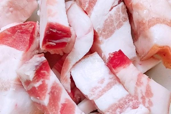 五花肉炒白菜的做法图解1