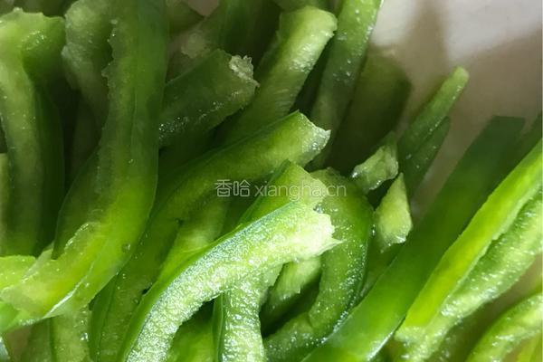 青椒鸡蛋拌面的做法图解1