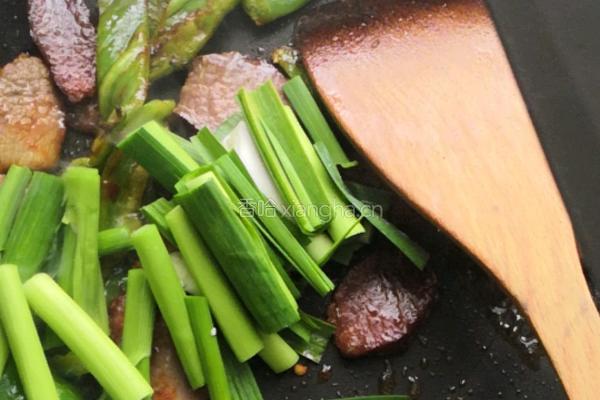 腊肉炒豆腐的做法图解7