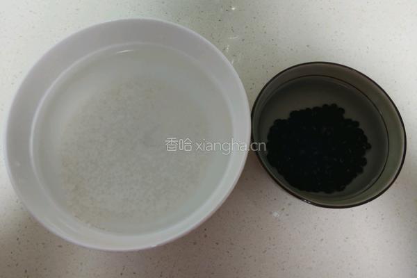 糯米黑豆粥的做法图解1