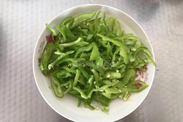 尖椒炒腊肉的做法图解2