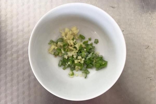 尖椒炒腊肉的做法图解3